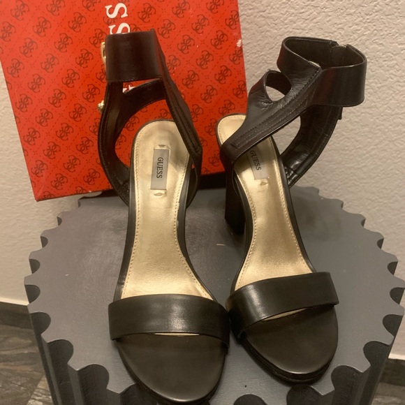 $89🔥Black leather Guess sandals size 8 US - Picture 2 of 7